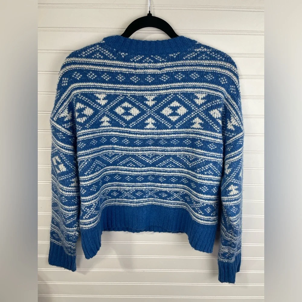 American Eagle Outfitters Blue and White Patterned Sweater